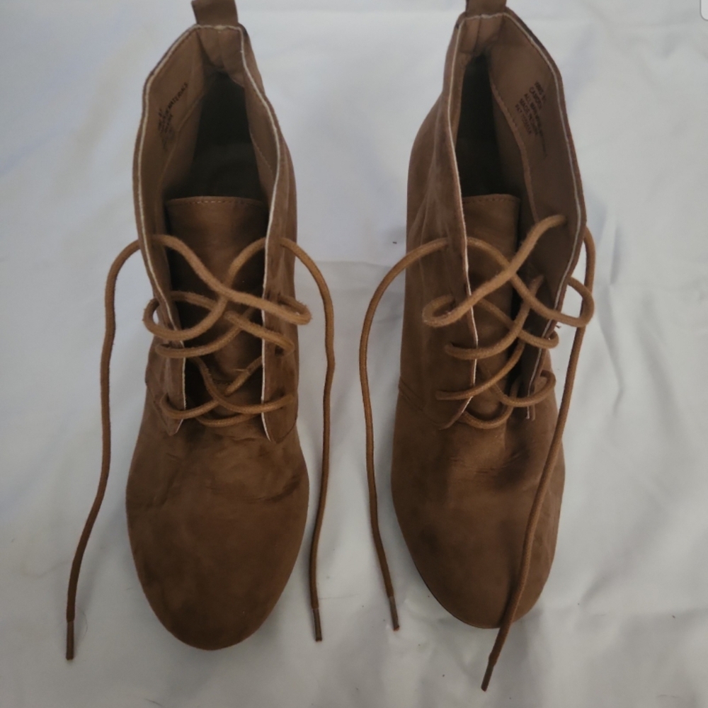 Camden Women's size 8 1/2 brown suede ankle boots #XX4